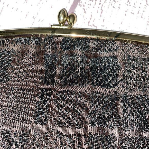Vintage fold over clutch w/metal clasp closure & satin lining - Picture 8 of 8